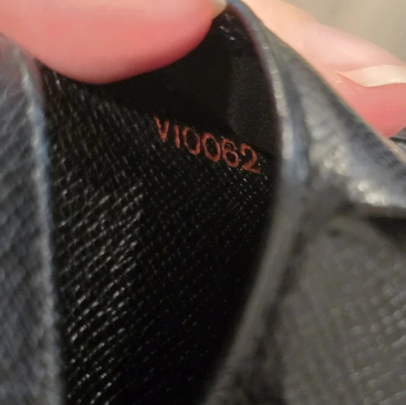 Louis Vuitton Epi Leather Bifold with change pocket (black) - Picture 9 of 12